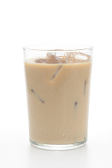 Vaso de café con leche con hielos sobre fondo blanco