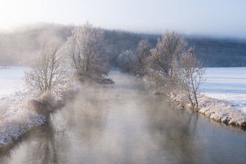 Morgennebel über Fluss-Landschaft