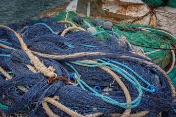 Aufgehäufte Fischernetze in Novigrad in Kroatien