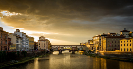 Obraz premium Ponte Vecchio we Florencji we Włoszech w pochmurny zachód słońca