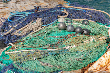 Aufgehäufte Fischernetze in Novigrad in Kroatien