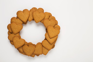 Heart shaped biscuits arranged in a circle as Christmas decorative wreath