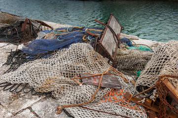 Aufgehäufte Fischernetze in Novigrad in Kroatien