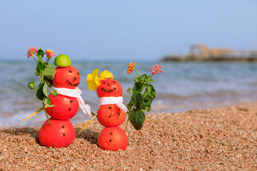 Ägypten,  Weihnachtliche Figuren aus Mandarinen und Gewürzen am Strand und Meer