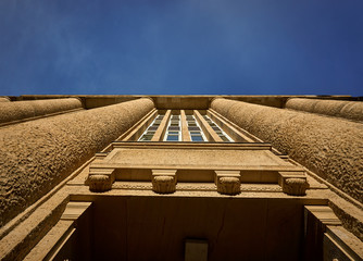 Haus mit Säulen Richtung Himmel