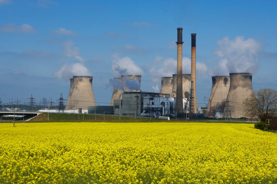 FERRYBRIDGE POWER STATION AND M62 MOTORWAY NEXT TO FIELD OF RAPESEED, ENGLAND, UK