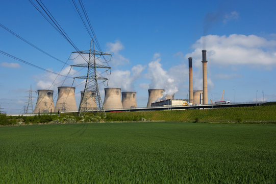 FERRYBRIDGE POWER STATION AND M62 MOTORWAY, ENGLAND, UK