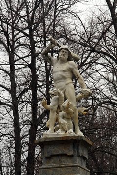 Fuente de H&eacute;rcules y la Hidra en los jard&iacute;nes de Aranjuez, Madrid, Espa&ntilde;a.