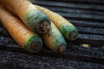 Möhren auf einem alten Holztisch