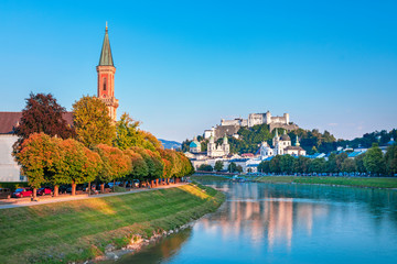 Naklejka premium Piękny widok na panoramę Salzburga z dziedzictwem Festung Hohensalzburg jesienią i austriackich Alp, Salzburg, Austria