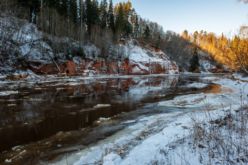 Obraz premium frozen forest river in winter