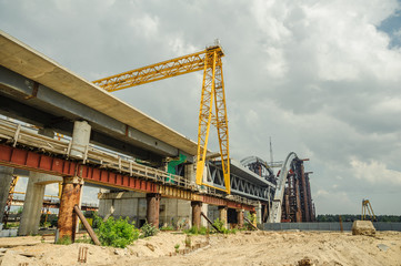 Fototapeta na wymiar Gantry crane over the span of the bridge under construction.