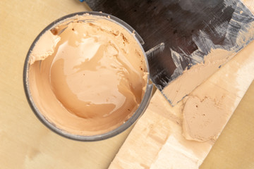 Filling compound for patching wood. Patching boards with a leveling compound.