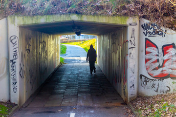 Corredor bajo la calle