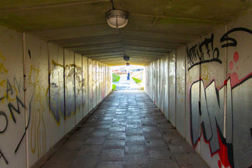 Corredor bajo la calle