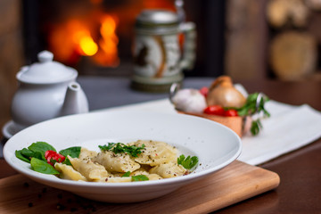 talerz z pierogami i warzywami