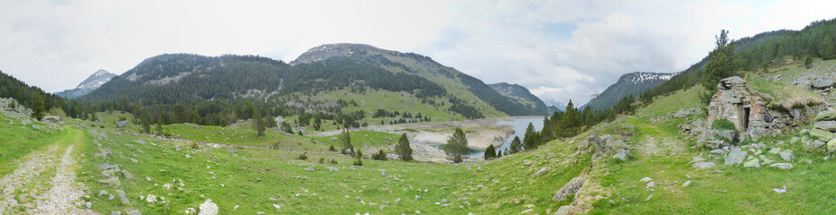 Fototapeta na wymiar panorama lac de l'oule