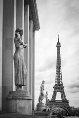 Tour Eiffel depuis la place du Trocadéro en Noir et Blanc - Paris, France - obrazy, fototapety, plakaty