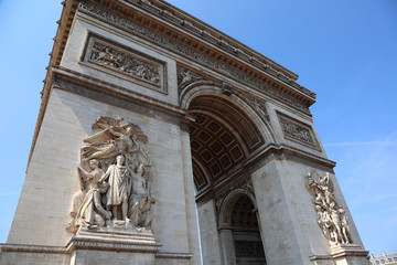 Fototapeta na wymiar triumphal arch and the statue of Napoleon Bonaparte in Paris in