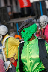 Squelette vert défile au carnaval de Cayenne en Guyane française