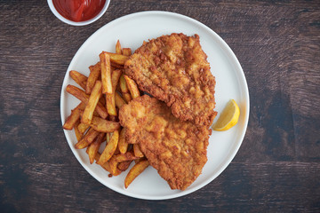 Wiener Schnitzel vom Kalb mit Pommes Frites 