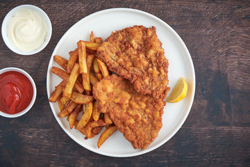 Schnitzel mit Pommes Ketchup und Mayonnaise 