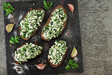 Healthy curd sandwiches with garlic. Rye toasts with cottage cheese, spices and greens.