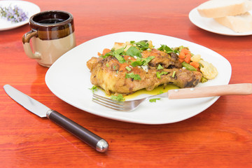 Pollo con vegetales y finas hierbas