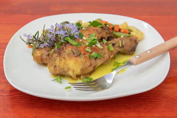 Pollo con vegetales y finas hierbas