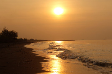 The sun sets over the sea, the perspective is very clear and bright, the colors are so beautiful and unique, with layers of clouds that highlight the horizon.