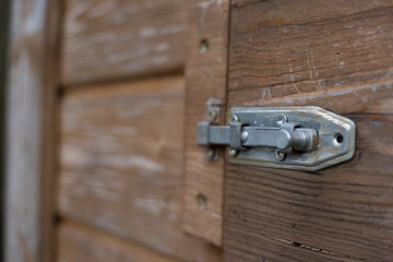 Riegel auf Holz
