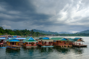 Fototapeta na wymiar Village flottant, sangklaburi, Thaïlande.
