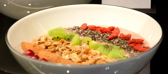 Müsli mit frischen Früchten und Joghurt