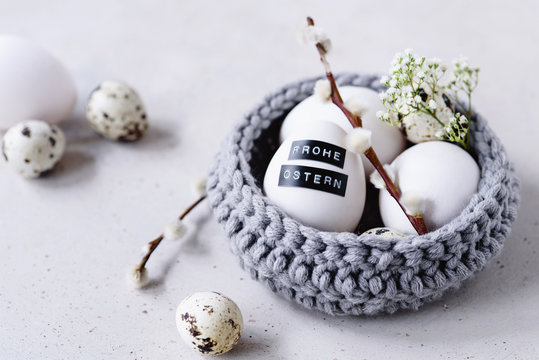 Ostergr&uuml;&szlig;e - Minimalistische Osterdekoration mit Wollk&ouml;rbchen, Eiern und Weidenzweigen