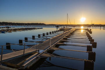 Naklejka premium Pontonbryggan i solnedgång.