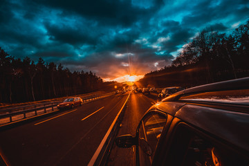 Auf der Autobahn der Sonne entgegen