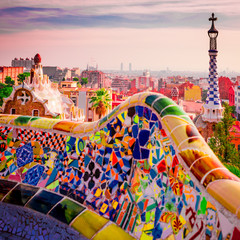 Park Guell en Barcelona, España, símbolo del turismo. - obrazy, fototapety, plakaty