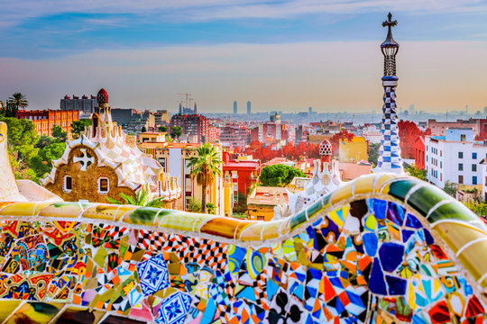 Park Guell en Barcelona, Espa&ntilde;a, s&iacute;mbolo del turismo.