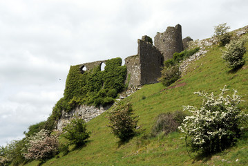 Fototapeta premium Castle ruins in scenic surround.Roche Castle.Ireland.