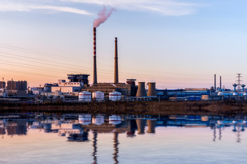 Obraz premium Chemical plants in the sunset..