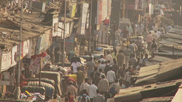 WS HA Crowded street scene / Mumbai, India
