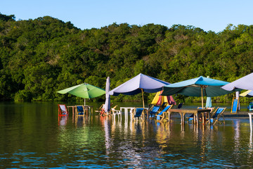 Las mesas y las sillas están listas en el agua para los turistas.