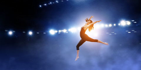 Obraz premium Gymnast girl in jump Mixed media