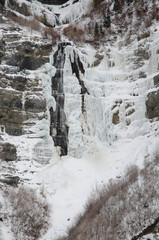 Fototapeta na wymiar waterfall in mountains, frozen waterfall, winter, frozen, ice, rock, cold, freezing, snow and ice, frost, bridal veil falls, Utah