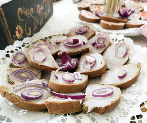 bread with grease and onion
