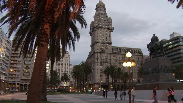 A Palacio Salvo, Uruguay