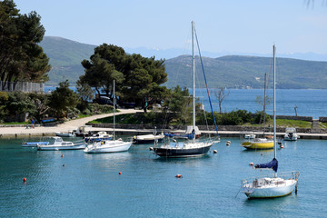 Fototapeta na wymiar Veleros en la costa de Croacia
