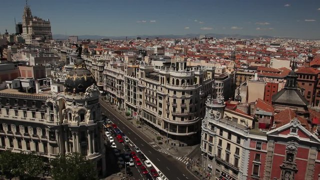WS HA Cityscape with traffic on Gran Via and Metropolis Building / Madrid, Spain