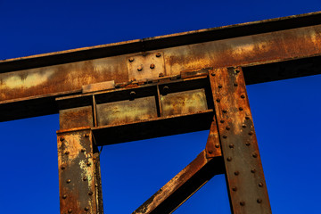 Rostiger Stahlträger mit blauem Himmel