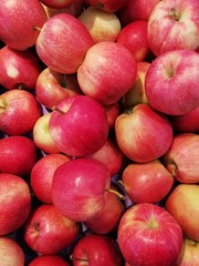Mele rosse al mercato, Red apples at the market